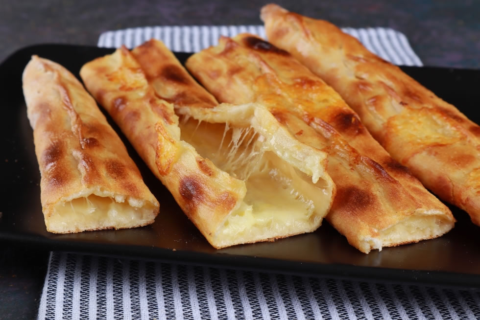 Kaşarlı Pide 